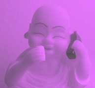 Buddha in violett beim telefonieren